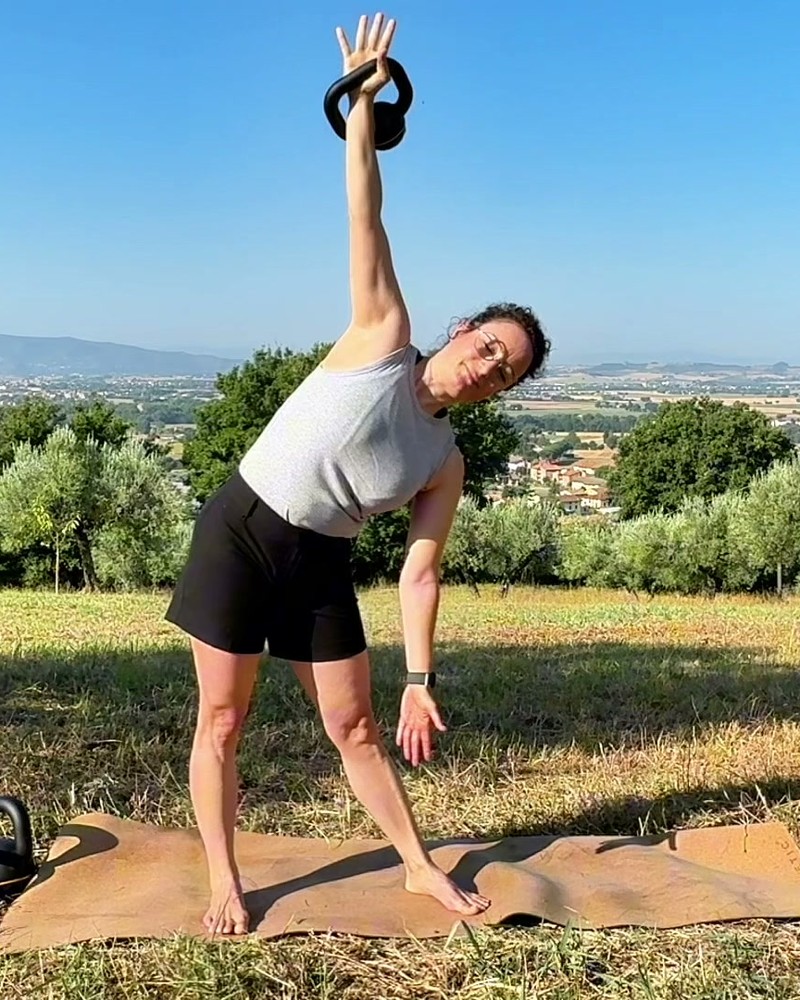 Elena con la kettlebell sopra la testa