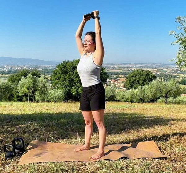 Elena solleva la kettlebell sopra la testa