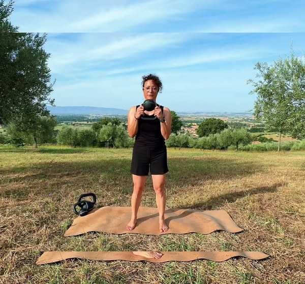 Elena tiene la kettlebell al petto