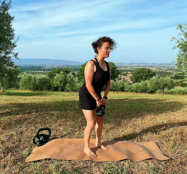 Elena durante uno swing con la kettlebell